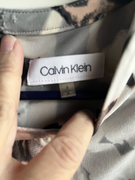 Women’s Long-Sleeve Floral Print Blouse in Black and Blush Calvin Klein small - Picture 5 of 9